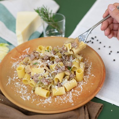 Rigatoni con verze e salsiccia BIO Rigatoni con verze e salsiccia BIO