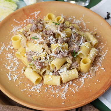 Rigatoni con verze e salsiccia BIO Rigatoni con verze e salsiccia BIO