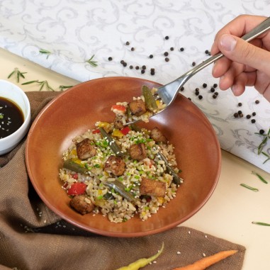 Insalata di cereali verdure e tofu Insalata di cereali verdure e tofu