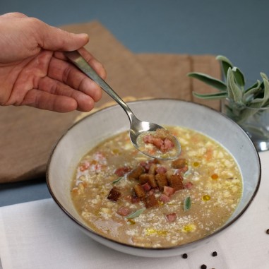 Zuppa d'orzo e legumi con Speck Zuppa d'orzo e legumi con Speck
