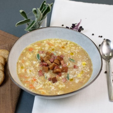 Zuppa d'orzo e legumi con Speck Zuppa d'orzo e legumi con Speck